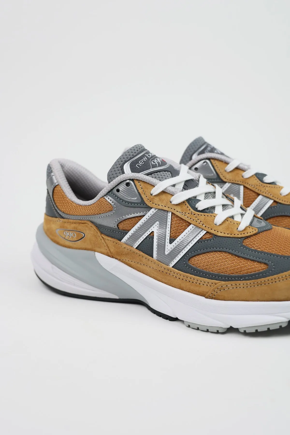 990v6 - Wheat/Silver